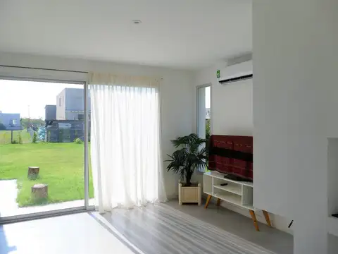 Casa en Alquiler en Puertos - Barrio Ceibos, USD 1.700