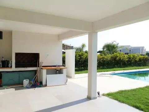 Casa en Alquiler con 2 cocheras