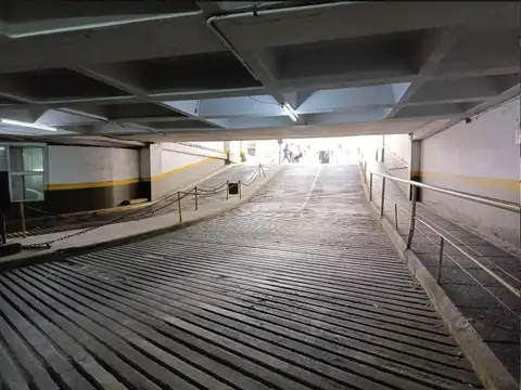 VENTA Amplia Cochera Entre Rios y Rivadavia - Edificio Bristol Center