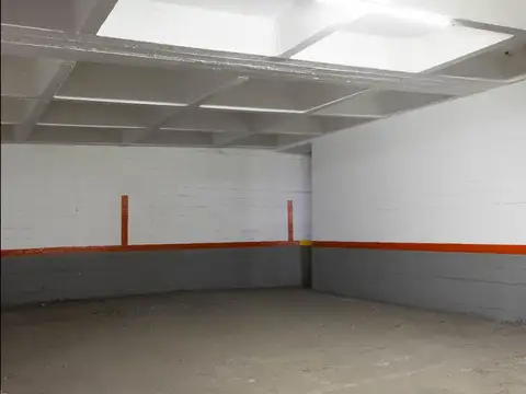 VENTA Amplia Cochera Entre Rios y Rivadavia - Edificio Bristol Center