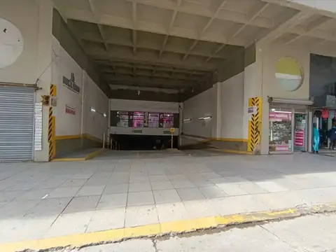 VENTA Amplia Cochera Entre Rios y Rivadavia - Edificio Bristol Center