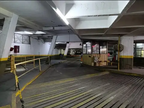 VENTA Amplia Cochera Entre Rios y Rivadavia - Edificio Bristol Center