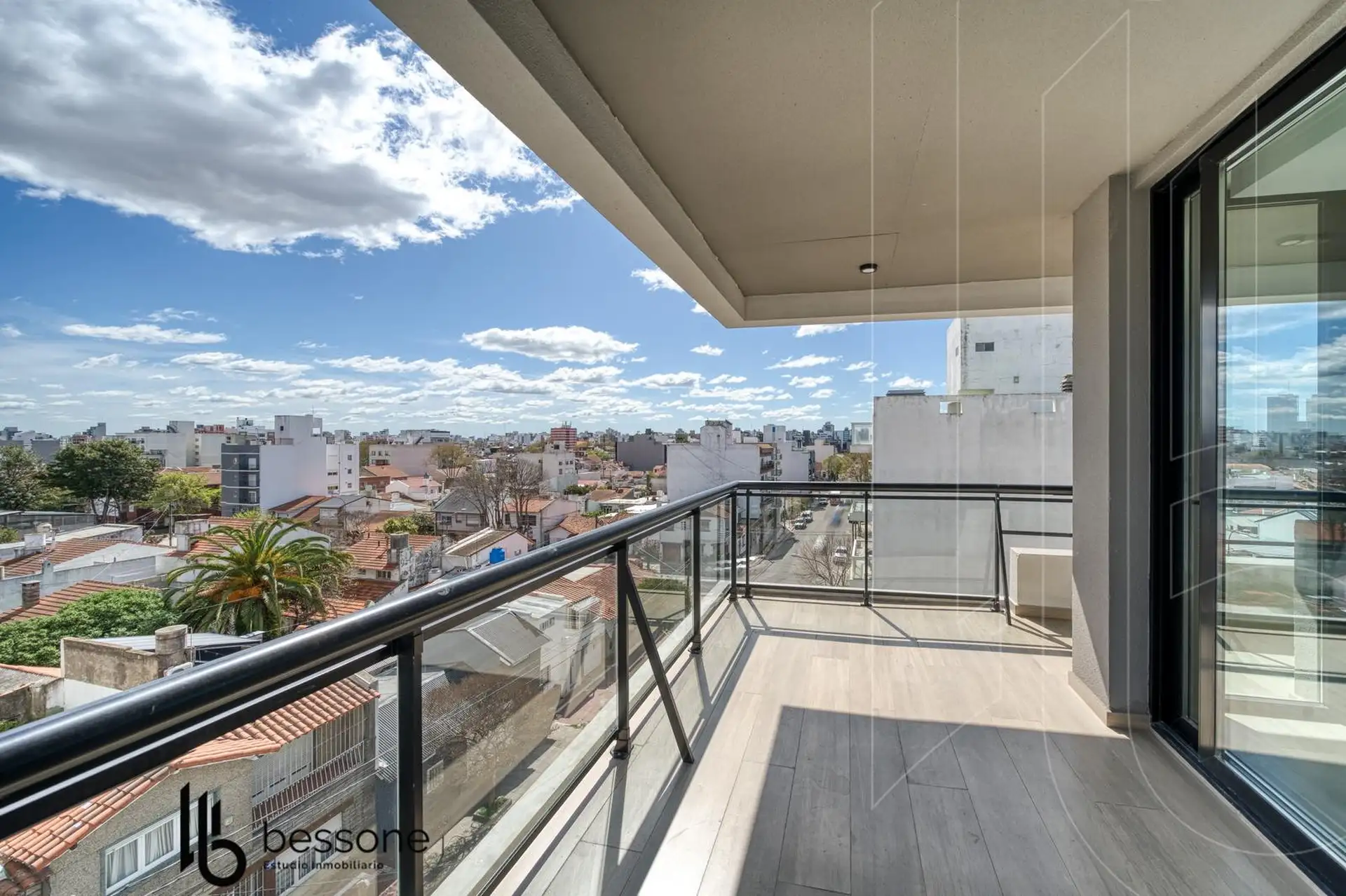 Departamento en Chauvin con terraza propia cochera y baulera