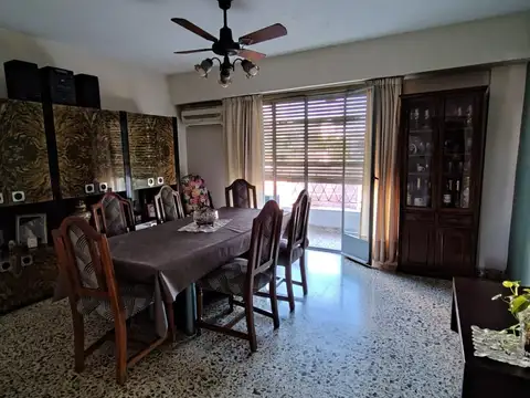 AMPLIO PISO – APTO CREDITO EN OPTIMO ESTADO – CON BALCON CORRIDO - SIN EXPENSAS – TERRAZA CON PARRILLA 