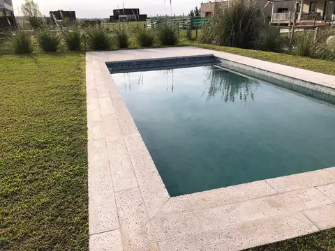 Venta de casa en una planta con pileta lote interno - NAUDIR AGUAS PRIVADAS