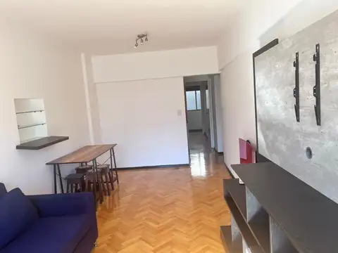 Dos ambientes con balcón al frente, piso alto