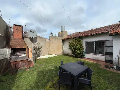 CASA 3 AMBIENTES CON JARDIN Y GARAGE EN AV VERTIZ