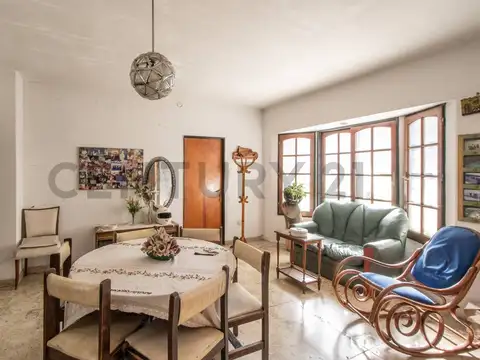 Casa 6 ambientes con 4 baños