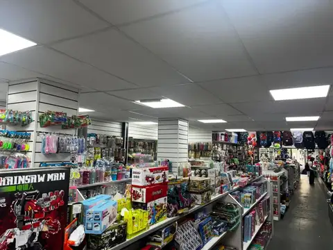 LOCAL 200 M2 SE VENDE CON O SIN RENTA