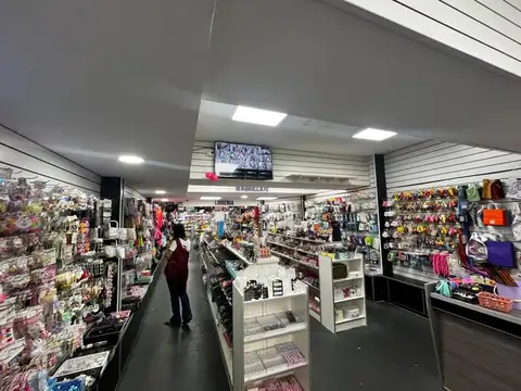 LOCAL 200 M2 SE VENDE CON O SIN RENTA