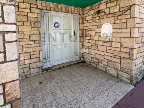 Casa 8 ambientes con 2 baños