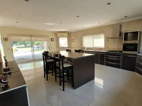 Casa en Alquiler con 5 cocheras