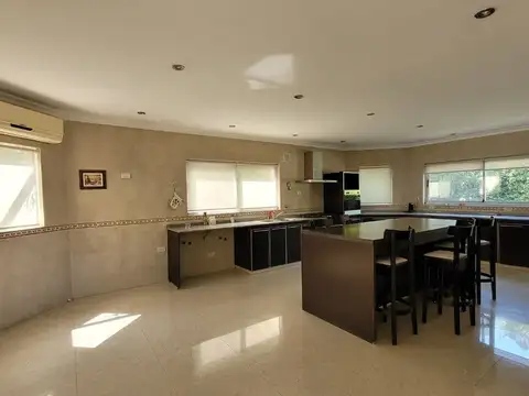 Casa 5 ambientes con 6 baños