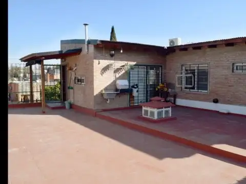 Casa -  2 dormitorios - Amplísima - Parrillero-  Barrio Saladillo- Zona Sur