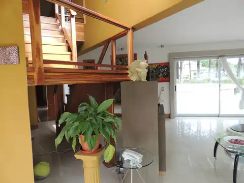 Casa 6 ambientes con 4 baños