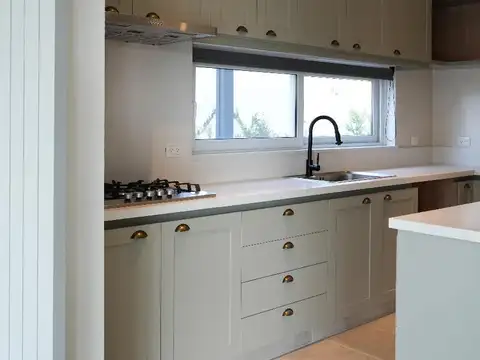 Casa 8 ambientes con 4 baños