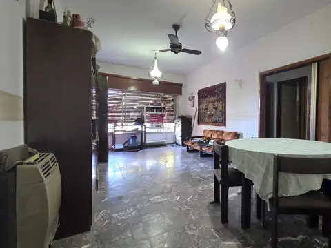Casa 6 ambientes con 2 baños