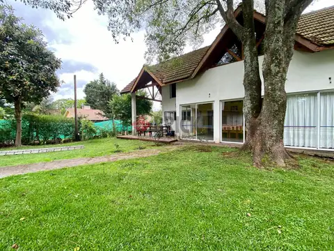Casa en Venta con 3 cocheras