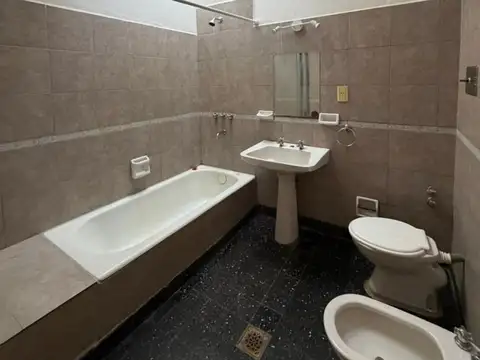 Casa en Alquiler con 1 cochera