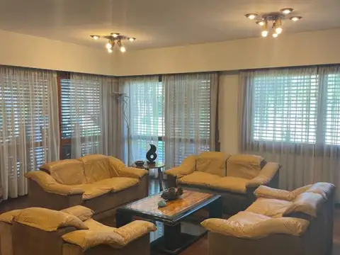 Casa 11 ambientes con 7 baños