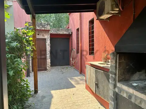 Casa en Alquiler con 2 cocheras