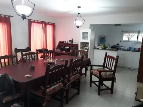 CASA EN VENTA EN GONNET - EXCELENTE UBICACION