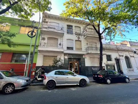 Dto monoamb al fte en Pb con pequeño patio/lavad, cocina ind