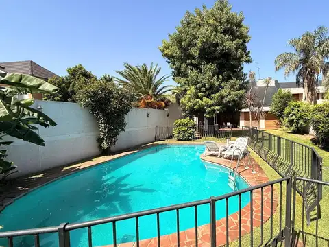 VENTA Casa 6 ambientes en terreno con salida a dos calles con local.