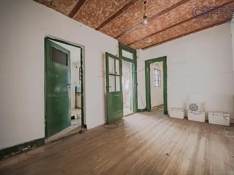 PH 2 ambientes amplios por escalera con terraza propia A reciclar
