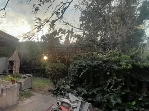 CASA EN VENTA - 3 DORMITORIOS