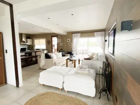 Casa 7 ambientes con 4 baños