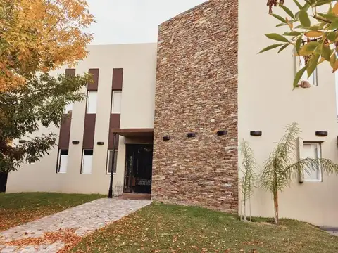 Venta Casa 7 Amb a La Laguna Barrio San Benito Villanueva Tigre