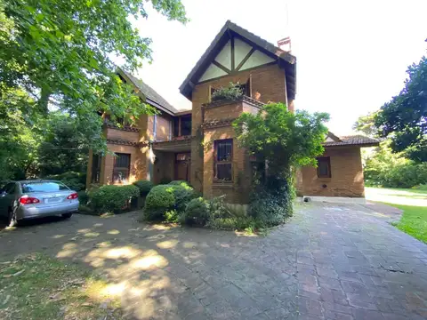 Lindisima casa en Lomas de San Isidro de 4 dorm con 382m3 cub, y 1115m2 lote-Schoenstatt