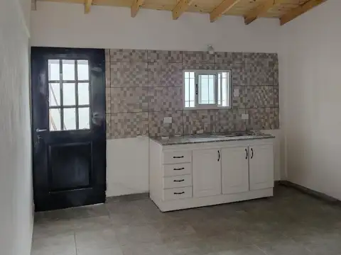 Casa en alquiler con patio y cochera a estrenar.