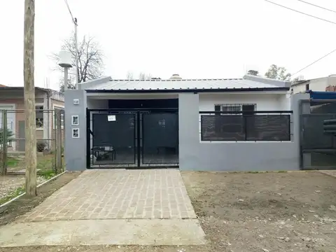 Casa en alquiler con patio y cochera a estrenar.