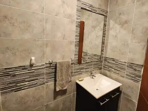 Casa en venta, 6 ambientes con local a la calle.
