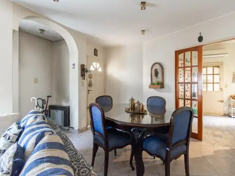 Depto Tipo Casa en Venta en Versalles, USD 180.000