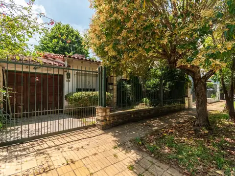 Casa en venta desarrollada íntegramente en una planta con muy buen jardín en Martínez.