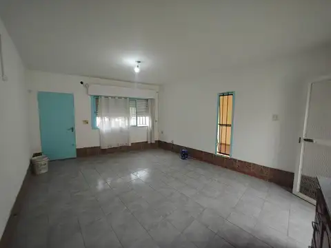 casa dos dormitorios con cochera