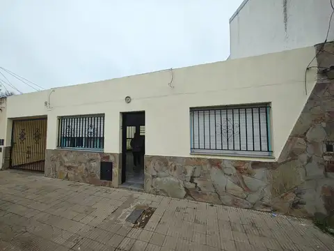casa dos dormitorios con cochera