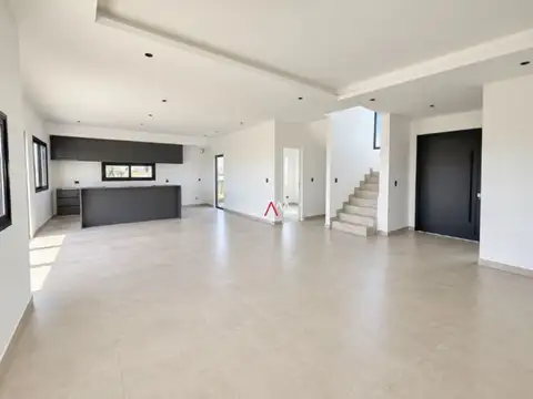 Casa en Venta con 3 cocheras