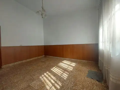 Casa 8 ambientes con 2 baños