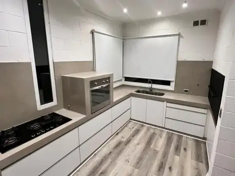 Casa en Alquiler con 2 cocheras