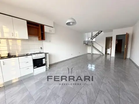 Dúplex con balcón y terraza en barrio Luis Agote.