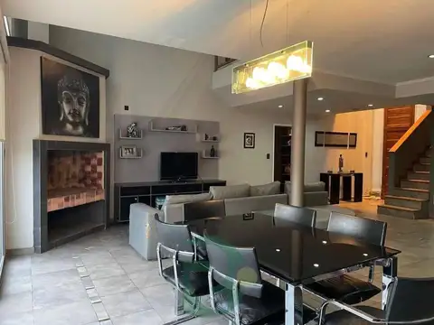 Casa en Venta con 4 cocheras
