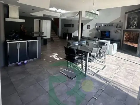 Casa 6 ambientes con 4 baños