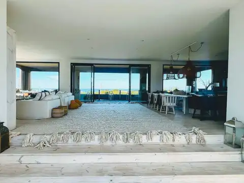 Casa en Alquiler con 2 cocheras