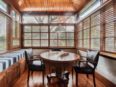Casa 8 ambientes con 4 baños