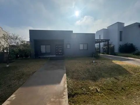 Casa en alquiler en La Cañada de Pilar, barrio Los Arces al 200