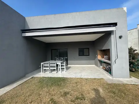 Casa en Alquiler con 2 cocheras